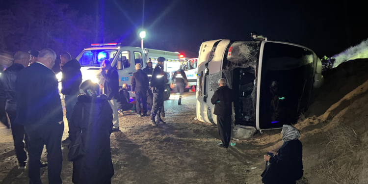 İşçilerin taşındığı servis otobüsü yol kenarına devrildi; 23 yaralı