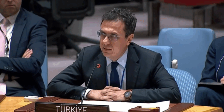 İsrail'in Suriye'deki hava saldırılarını sona erdirmesi gerekmektedir