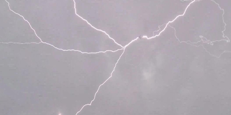 İstanbul-Pegasus uçağına yıldırım isabet etti