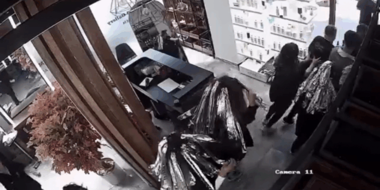 İstanbul'da deprem anı güvenlik kameralarına yansıdı