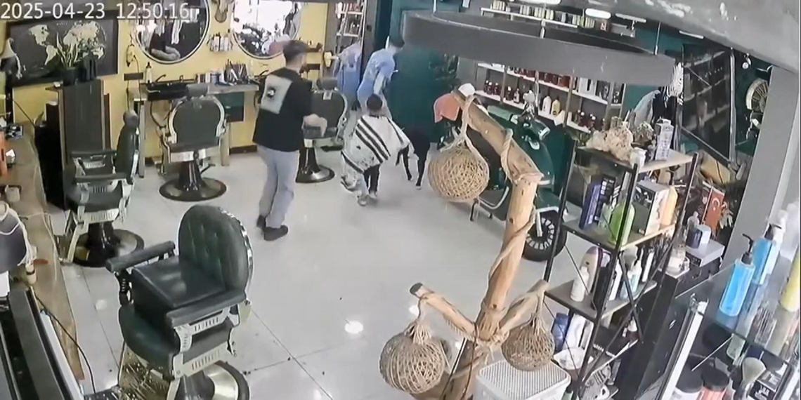 İstanbul'da deprem anı güvenlik kameralarına yansıdı