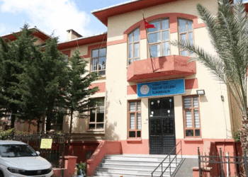 İstanbul'da depremin ardından 4 okul tahliye edildi