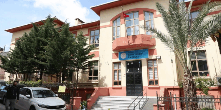 İstanbul'da depremin ardından 4 okul tahliye edildi