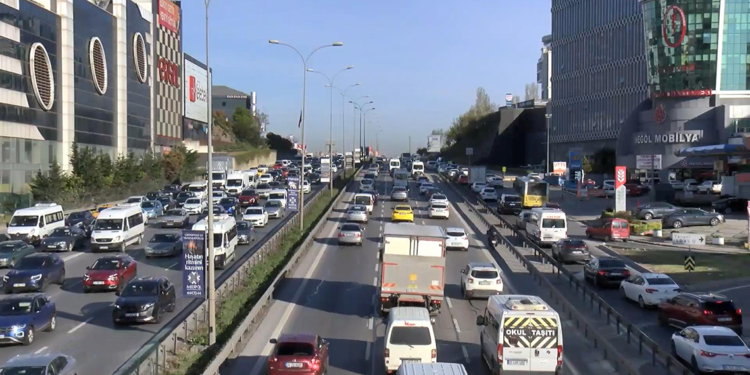 İstanbul'da trafik yoğunluğu yaşanıyor