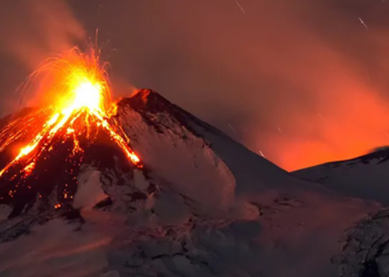 İtalya'da Etna Yanardağı kül ve lav püskürttü