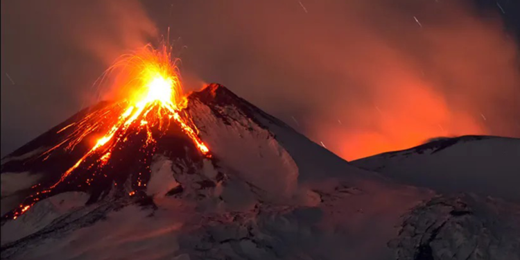 İtalya'da Etna Yanardağı kül ve lav püskürttü