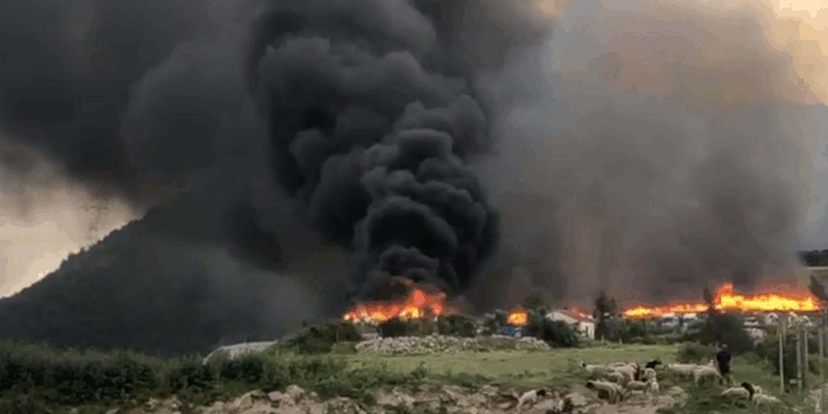 İzmir'de döküm sahasında çıkan yangın, 17 saatte kontrol altına alındı