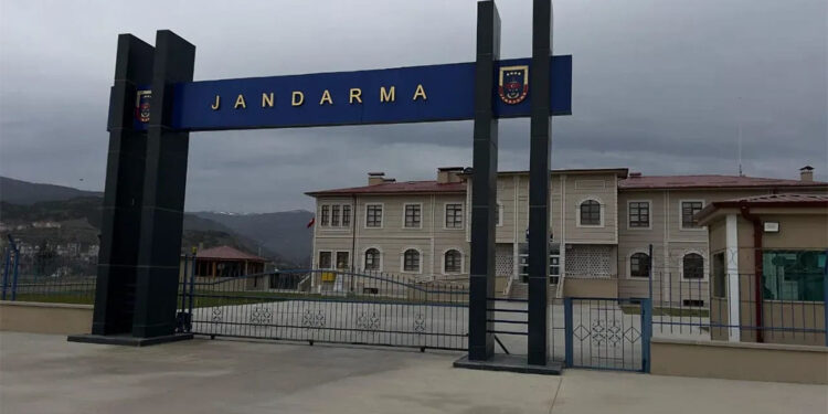 Kendilerini jandarma personeli gibi tanıtan 3 dolandırıcı yakalandı