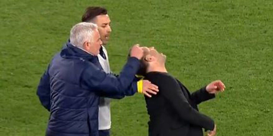 Jose Mourinho, Okan Buruk'un burnunu sıktı!