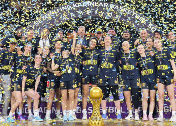 Şampiyon olan Fenerbahçe Opet kupasını aldı