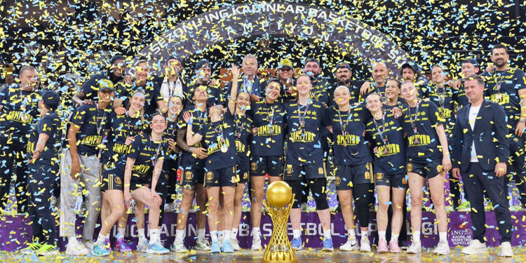 Şampiyon olan Fenerbahçe Opet kupasını aldı