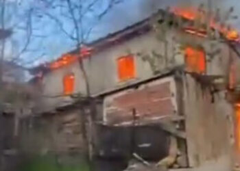 Karabük'te 2 katlı evde yangın çıktı