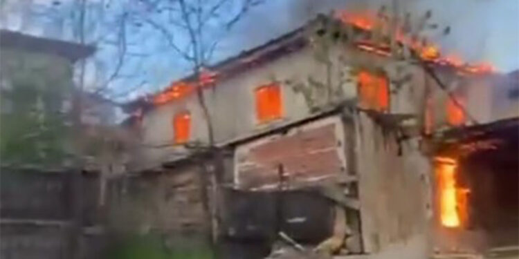 Karabük'te 2 katlı evde yangın çıktı