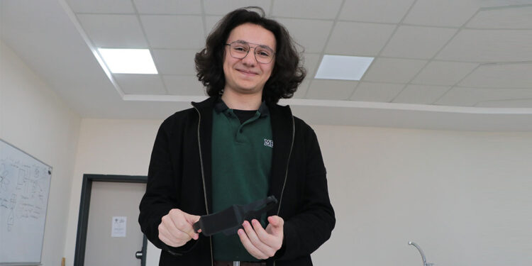 Felçli dedesinden etkilenerek tasarladığı proje ile finalist oldu