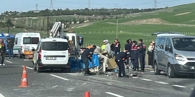 Aracını kontrol etmek için inen sürücüye otomobil çarptı