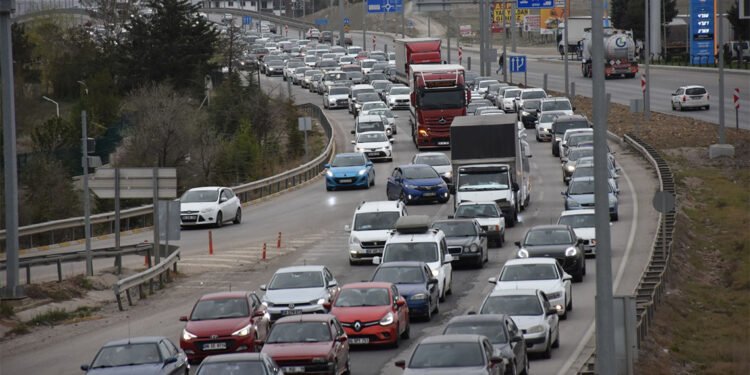 Tatilcilerin dönüş çilesi başladı! Kilometrelerce kuyruk oluştu