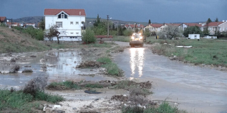Kırıkkale'de sağanak; dereler taştı, evleri su bastı