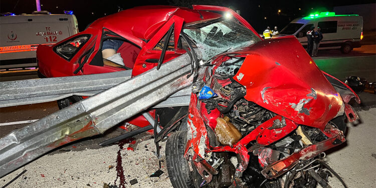 Otomobilin yol kenarındaki bariyere çarptığı kazada 2 kişi öldü