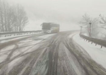 Kop Dağı Geçidi'nde kar ve tipi etkili oldu