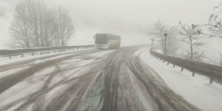 Kop Dağı Geçidi'nde kar ve tipi etkili oldu