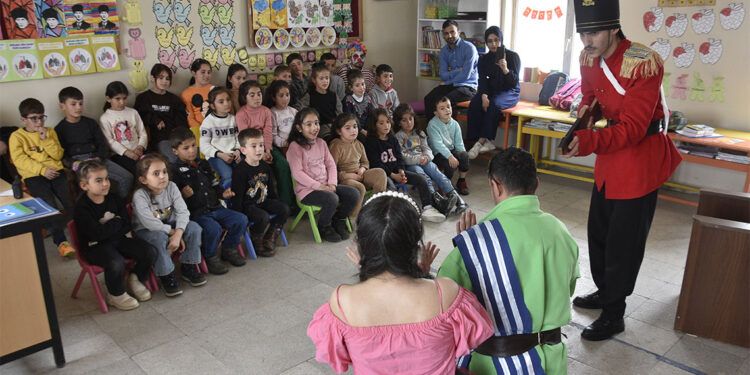 Köy okulu öğrencileri oyun sayesinde ilk kez tiyatro ile buluştu