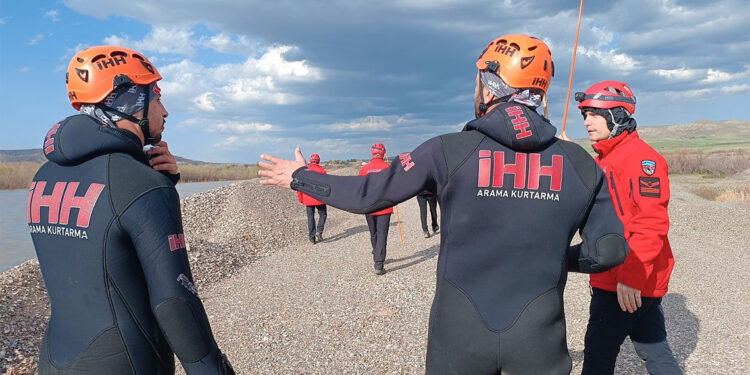 Kum ocağında çalışırken nehre düşen Mehmet'in cansız bedenine ulaşıldı