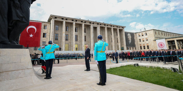Numan Kurtulmuş, Meclis'teki Atatürk Anıtı'na çelenk bıraktı