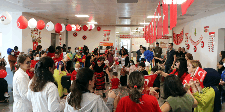 Kanser hastası çocuklar için gönüllülerden imece usulü 23 Nisan kutlaması