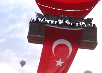 Kapadokya'da balonlar, Türk bayraklarıyla havalandı