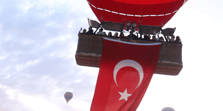 Kapadokya'da balonlar, Türk bayraklarıyla havalandı