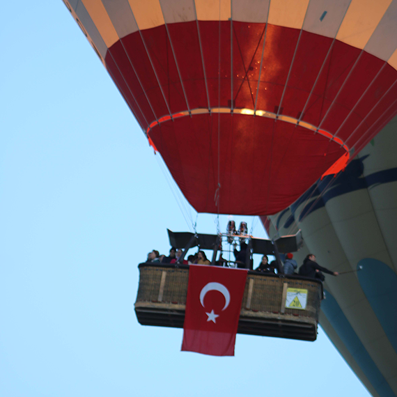 Kapadokya'da balonlar, Türk bayraklarıyla havalandı