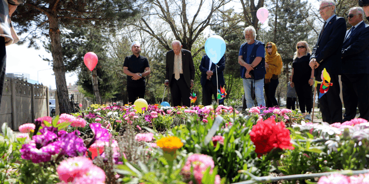 Kartalkaya'daki otel yangınında ölen çocuklar mezarları başında anıldı