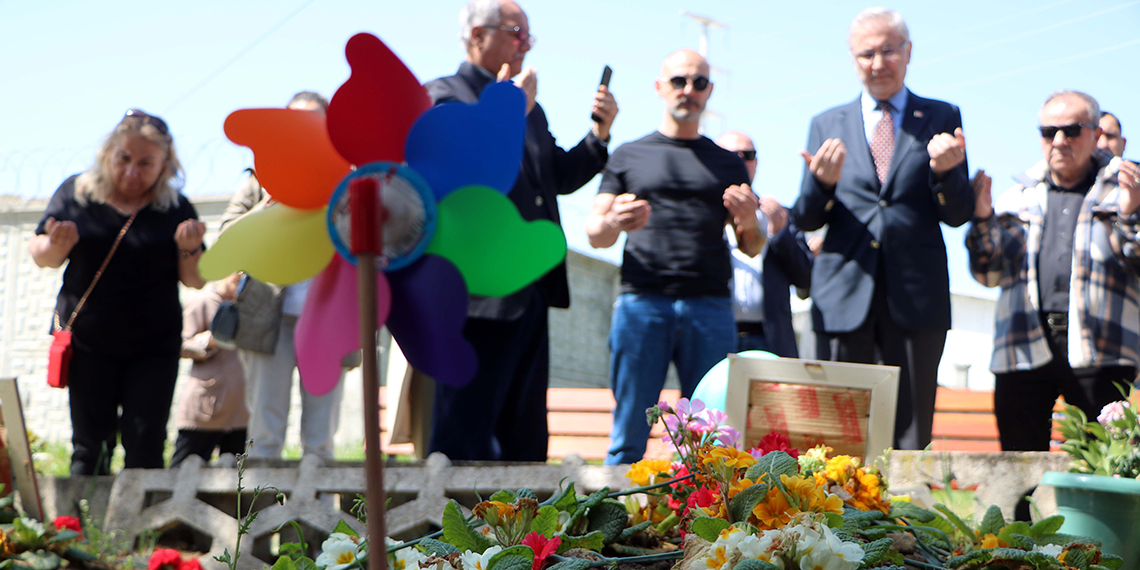 Kartalkaya'daki otel yangınında ölen çocuklar mezarları başında anıldı