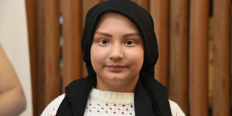 Kaşları dökülen küçük Aysima'ya, kalıcı makyajla kaş yapıldı