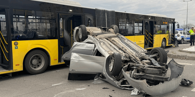 Kayseri'de özel halk otobüsü ile otomobil çarpıştı: 9 yaralı