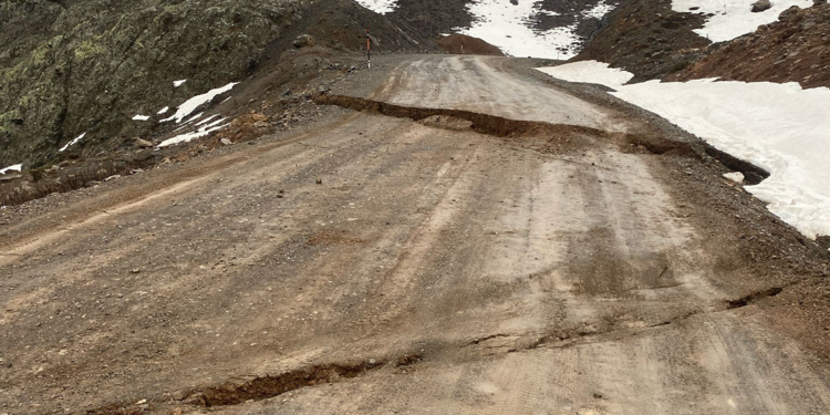 Kayseri'de sağanak nedeniyle yol çöktü