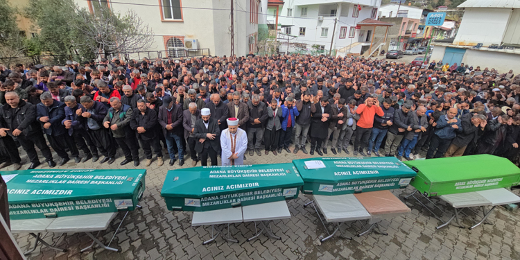 Kazada ölen anne ve 3 çocuğu toprağa verildi