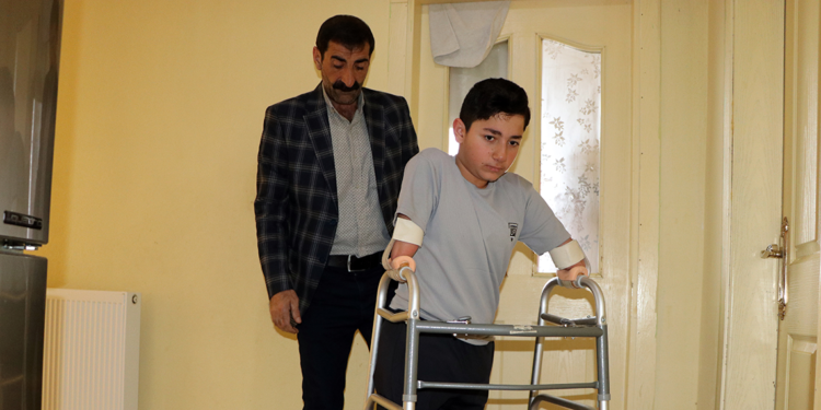 Kol ve bacakları olmayan Nakşin'in yeni protez mutluluğu