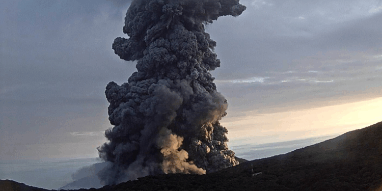 Kosta Rika’daki Poas Yanardağı'nda patlama meydana geldi
