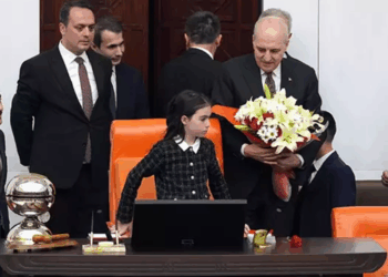 Kurtulmuş, makamını 4'üncü sınıf öğrencisi Berra'ya devretti