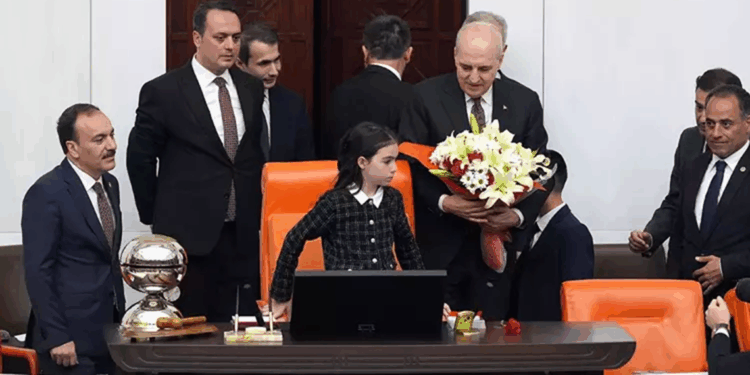 Kurtulmuş, makamını 4'üncü sınıf öğrencisi Berra'ya devretti