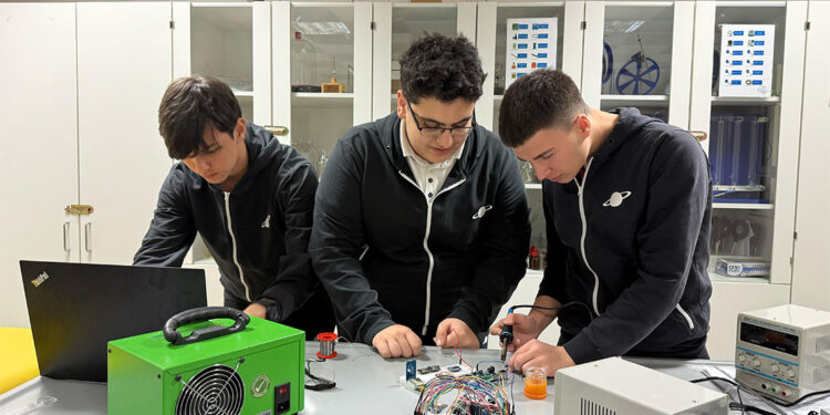 Lise öğrencileri, Stanford'da staj yapma imkanı kazandı