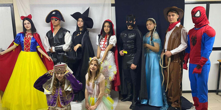 Liseliler, masal kahramanı kostümleri dikerek para kazanıyor