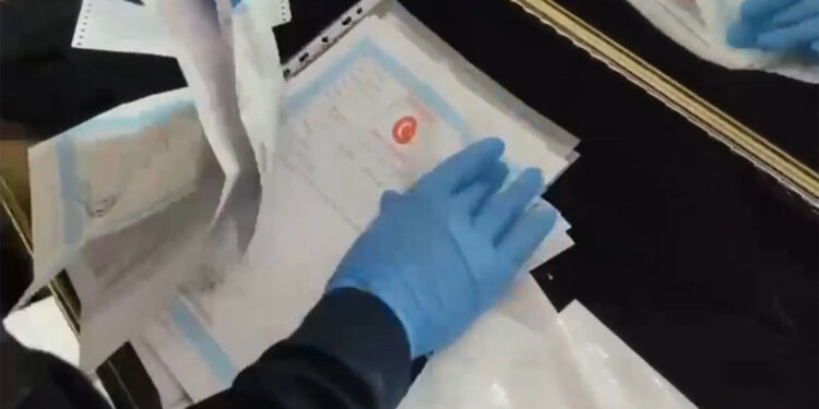 Manisa'da 'Çakallar' ve 'Tokuçlar' suç örgütlerine operasyon: 11 gözaltı