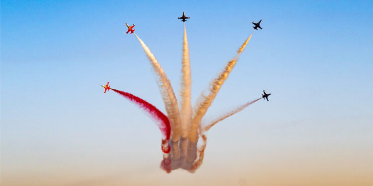 Mersin’de Türk Yıldızları muhteşem bir gösteriye imza attı