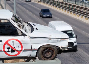 Kaza sonrası hurdaya dönen araçlarla, kazalara dikkat çekiliyor