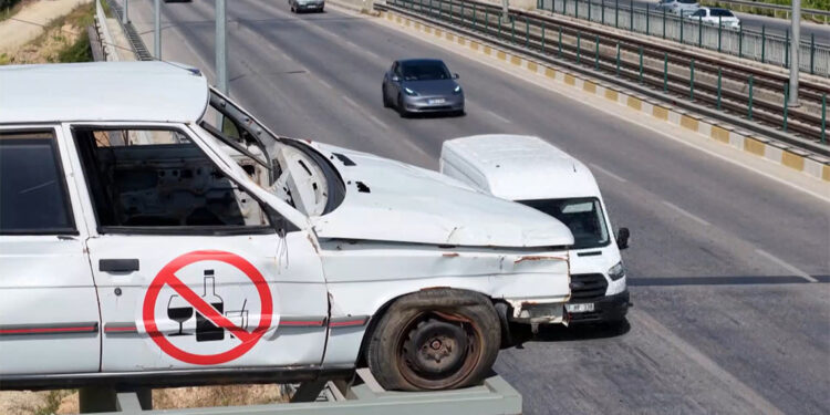 Kaza sonrası hurdaya dönen araçlarla, kazalara dikkat çekiliyor