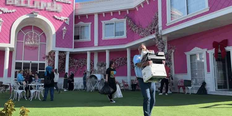 Maaşlarını alamayan çalışanlar, iş yerini yağmaladı