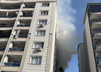 Manisa'da 7 katlı binada yangın; 6 kişi dumandan etkilendi
