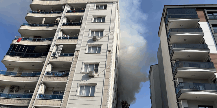 Manisa'da 7 katlı binada yangın; 6 kişi dumandan etkilendi